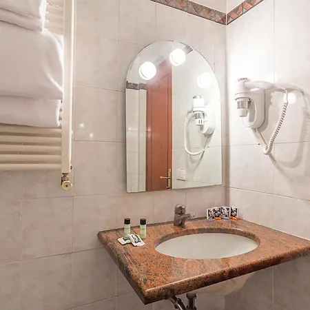 Raeli Luce Hotel